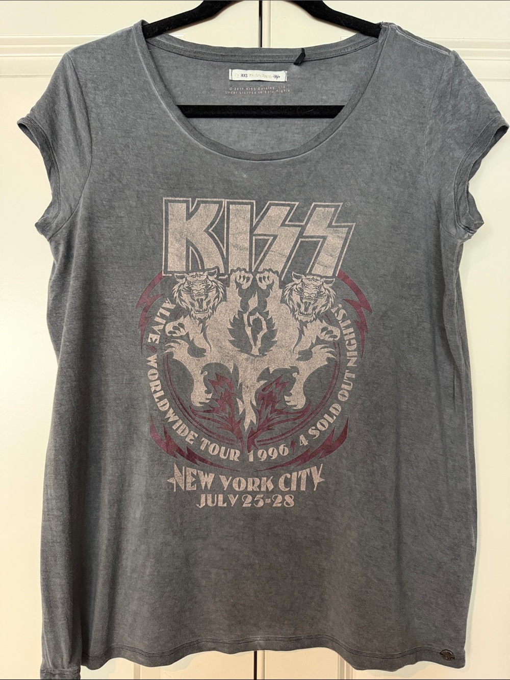 Ikks Women’s Gray Kiss Graphic Short Sleeve Tee